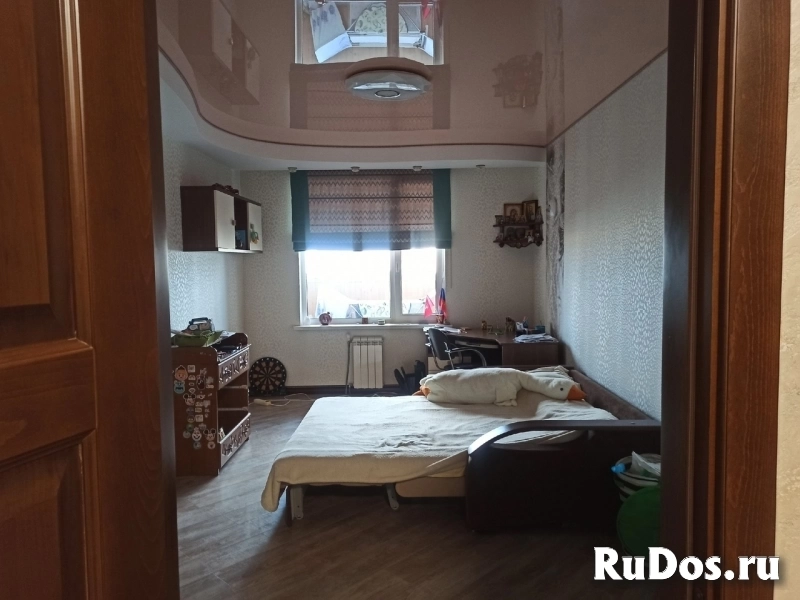 Трёшка с дизайнерским ремонтом изображение 9