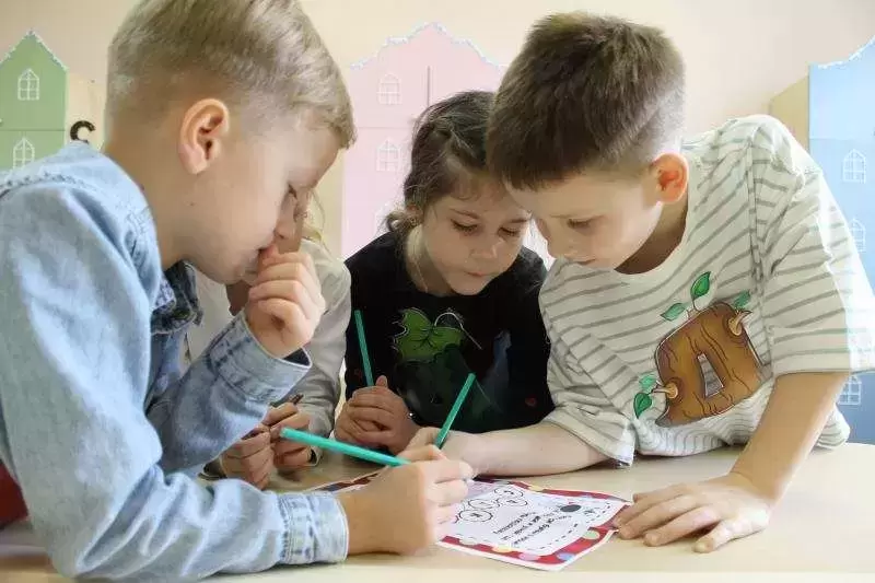Подготовка к школе в «ОБРАЗОВАНИЕ ПЛЮС КМВ» для детей от 5 лет картинка из объявления